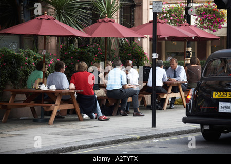 Les gens de boire et de parler à l'extérieur de l'Audley pub dans Mayfair Londres W1 Angleterre Banque D'Images