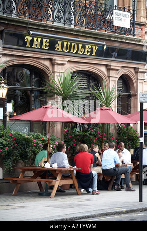 Les gens de boire et de parler à l'extérieur de l'Audley pub dans Mayfair Londres W1 Angleterre Banque D'Images