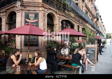 Les gens de boire et de parler à l'extérieur de l'Audley pub dans Mayfair Londres W1 Angleterre Banque D'Images