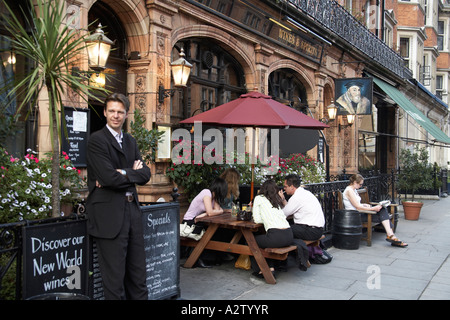 Les gens de boire et de parler à l'extérieur de l'Audley pub dans Mayfair Londres W1 Angleterre Banque D'Images