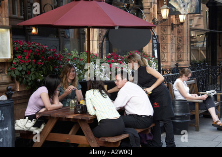 Les gens de boire et de parler à l'extérieur de l'Audley pub dans Mayfair Londres W1 Angleterre Banque D'Images