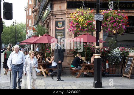 Les gens de boire et de parler à l'extérieur de l'Audley pub dans Mayfair Londres W1 Angleterre Banque D'Images