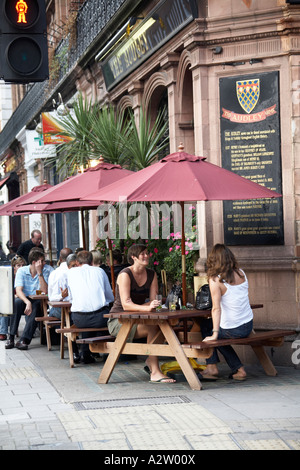 Les gens de boire et de parler à l'extérieur de l'Audley pub dans Mayfair Londres W1 Angleterre Banque D'Images