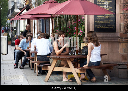 Les gens de boire et de parler à l'extérieur de l'Audley pub dans Mayfair Londres W1 Angleterre Banque D'Images