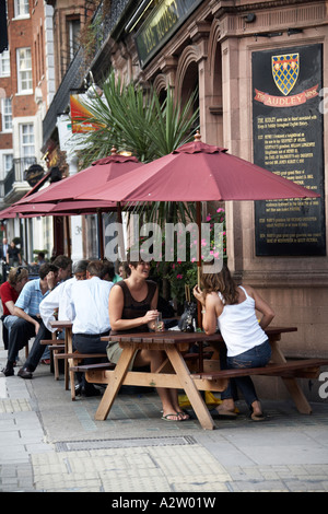 Les gens de boire et de parler à l'extérieur de l'Audley pub dans Mayfair Londres W1 Angleterre Banque D'Images