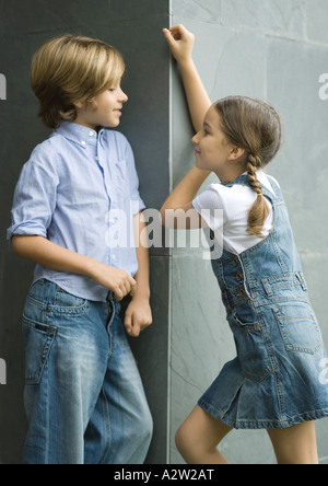 Garçon et fille debout face à face, portrait Banque D'Images