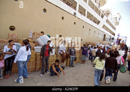 Photo de migrants en attente avec bagages à proximité d'un navire dans le port de Pelni Jayapura, un symbole de la transmigration. La Papouasie occidentale, en Indonésie Banque D'Images