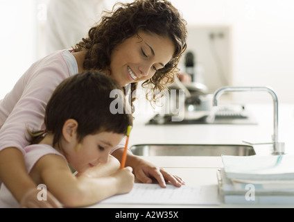 Aide aux devoirs de l'enfant mère Banque D'Images