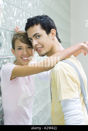 Teen couple leaning against wall Banque D'Images