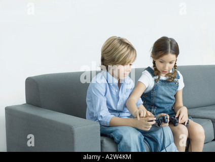 Aider Fille Garçon avec joystick Banque D'Images