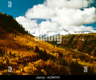 Tourbillon de nuages autour de montagnes couvertes de neige au cours de l'automne dans le Colorado Banque D'Images