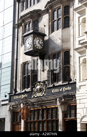 Cittie of York pub avec réveil sur High Holborn London WC2 Angleterre Banque D'Images