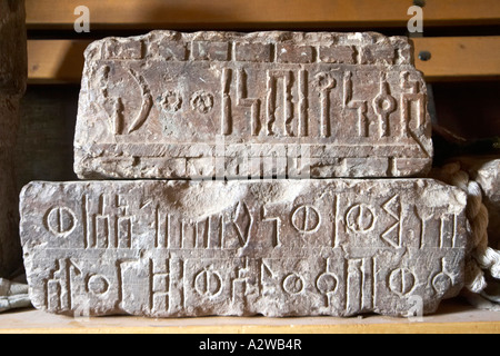 L'écriture de Saba inscriptions sculptées ou incisés dans la pierre et bas-relief dans l'église d'abuna Aftse dans le nord de l'Éthiopie Yeha Banque D'Images