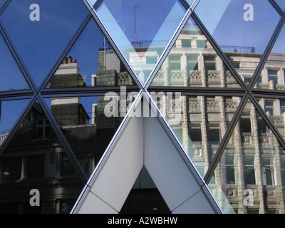 Reflet dans les fenêtres de verre de Swiss Re building en face de Londres Banque D'Images