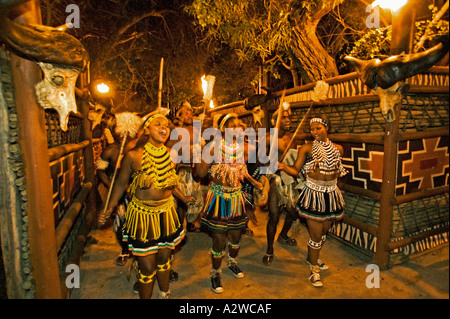 Femme en costume de danse zoulou zoulou de costume de jeune fille en perles Costume porté lors des cérémonies de danse Afrique du Sud Banque D'Images