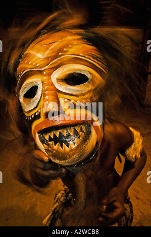 Dancer in Tokolosh mask masques africains représentent les esprits des ancêtres Lesedi Cultural Village Afrique du Sud Banque D'Images