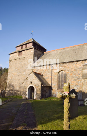 Croix de Pierre dans l'église paroissiale Saint Idloes Powys Llanidloes Mid Wales UK Banque D'Images