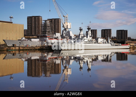 Navires d'être monté au chantier naval de BAE sur la rivière Clyde, Glasgow, Ecosse. Banque D'Images