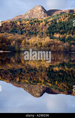 Ben A'un à l'automne se reflétant dans le Loch Achray Banque D'Images