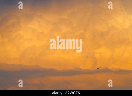 Avion en pleine tempête spectaculaire nuageux ciel couleur jaune Banque D'Images