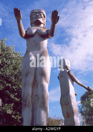 Les chiffres de 'Bienvenue' Mâts totémiques des Premières nations Nuu-Chah-Nulth, Port Alberni, Colombie-Britannique, île de Vancouver, Colombie-Britannique, Canada Banque D'Images