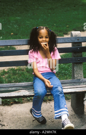 Girl sitting on bench, portrait Banque D'Images