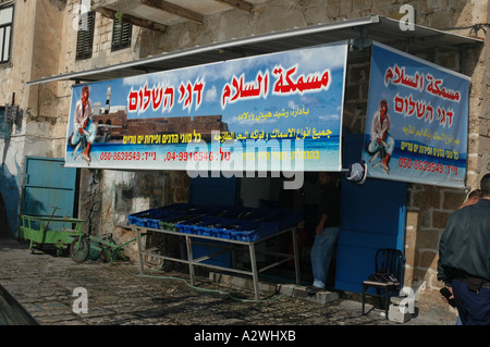 Un magasin de poissons dans le vieux marché d'Akko, Israël Banque D'Images