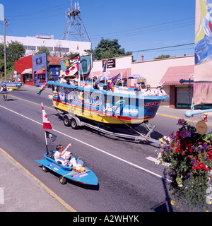 Baignoire défilent sur roues Fun défilé en ville de Nanaimo sur l'île de Vancouver, British Columbia Canada Banque D'Images