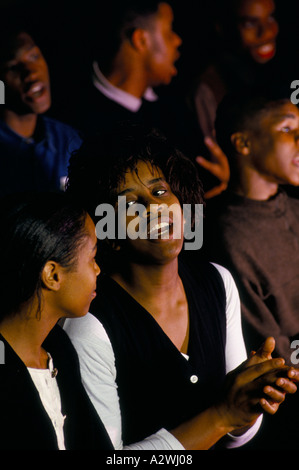 Hommes Femmes membres de muswel hill gospel choir frappant des mains chanter ensemble londres haringey Banque D'Images