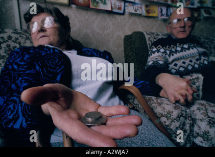 Vieux couple at home london vivant sur un petit budget Banque D'Images