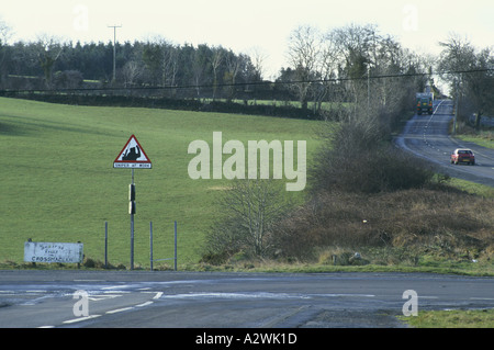 Des panneaux d'avertissement de sniper par une colline verte dans une zone rurale d'Irlande 1996 Banque D'Images