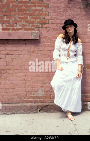 Young woman wearing hat Banque D'Images