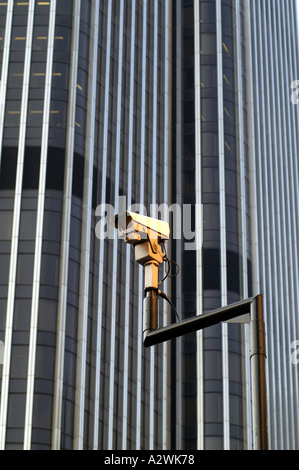 Système de caméras de télévision en circuit fermé à l'avant d'un bâtiment dans la ville de Londres Banque D'Images