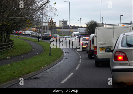 Les bouchons de circulation sur une route principale à l'approche d'un rond-point au cours du cycle d'achats de Noël vide lane Banque D'Images