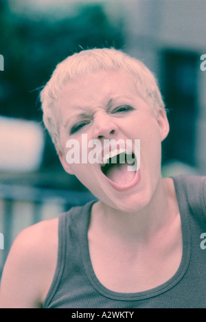 Jeune femme criant, portrait Banque D'Images