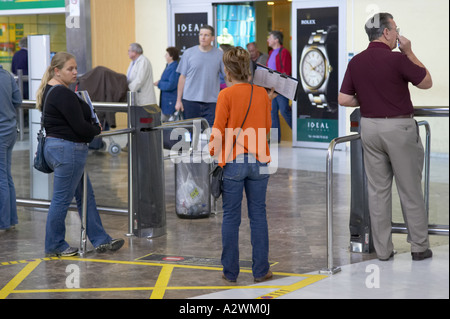 Des guides touristiques avec les listes de passagers en attente à l'aire des arrivées sur TFS Reina Sofia Aéroport Sud Tenerife Espagne Banque D'Images