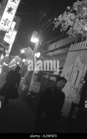 Une petite voie backstreet plein de restaurants dans le quartier de Shinjuku la nuit, Tokyo, Japon, Asie Banque D'Images