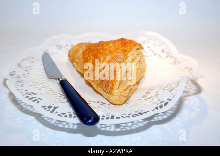 De forme triangulaire gâteau feuilleté Apple Banque D'Images