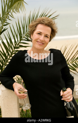 Mature Woman holding wineglass, smiling, portrait Banque D'Images