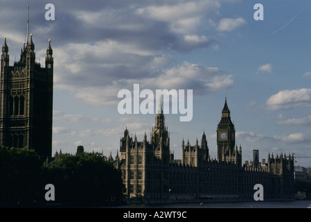 Les chambres du Parlement, Big Ben contre le ciel bleu Banque D'Images