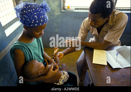 Une mère et son bébé à la clinique de moins de 5 ans, Segbwema Hôpital, Sierra Leone, Afrique Banque D'Images