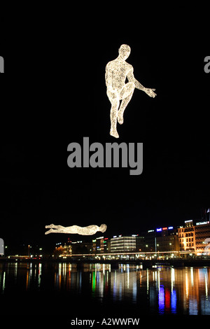 En forme de sculptures humaines qui pèsent sur le Rhône, Genève, Suisse Banque D'Images