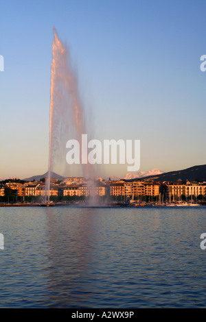 Jet d'eau au coucher du soleil avec le Mont Blanc en arrière-plan, Genève, Suisse Banque D'Images