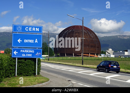 L'entrée principale du CERN et le Globe de la science et de l'innovation, Genève, Suisse Banque D'Images