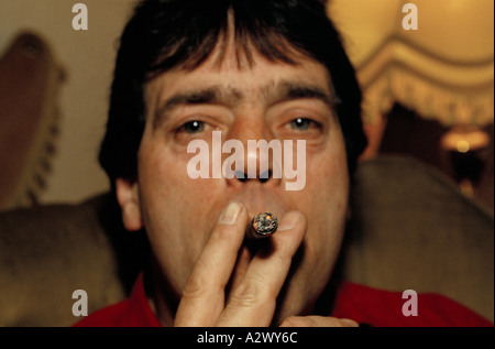 KEVIN GILBERT, l'UN DES PARTICIPANT SMOKESTOP, fumer un cigare DANS LE BAR DE L'HÔTEL ROYAL, BIDEFORD Banque D'Images