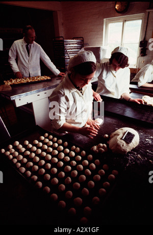 Les travailleurs de la boulangerie. La création d''Dorset biscuits traditionnels des boutons. Biscuits Moores, Dorset, England, UK. Banque D'Images