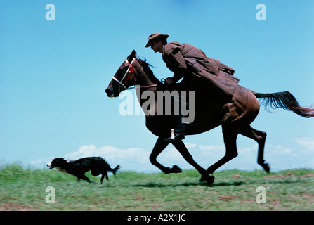 Australie. Vue latérale de l'homme à cheval. Banque D'Images