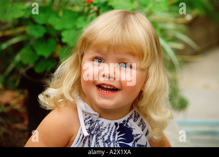 Les enfants . Portrait d'une jolie petite fille aux cheveux blonds. Banque D'Images