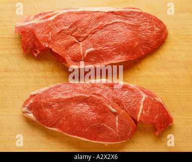 La vie encore. L'alimentation. La viande crue. Deux steaks de boeuf cru. Banque D'Images