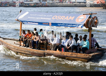 Traversée de la Creek à Dubaï par 'Abra' (bateau-taxi) Banque D'Images